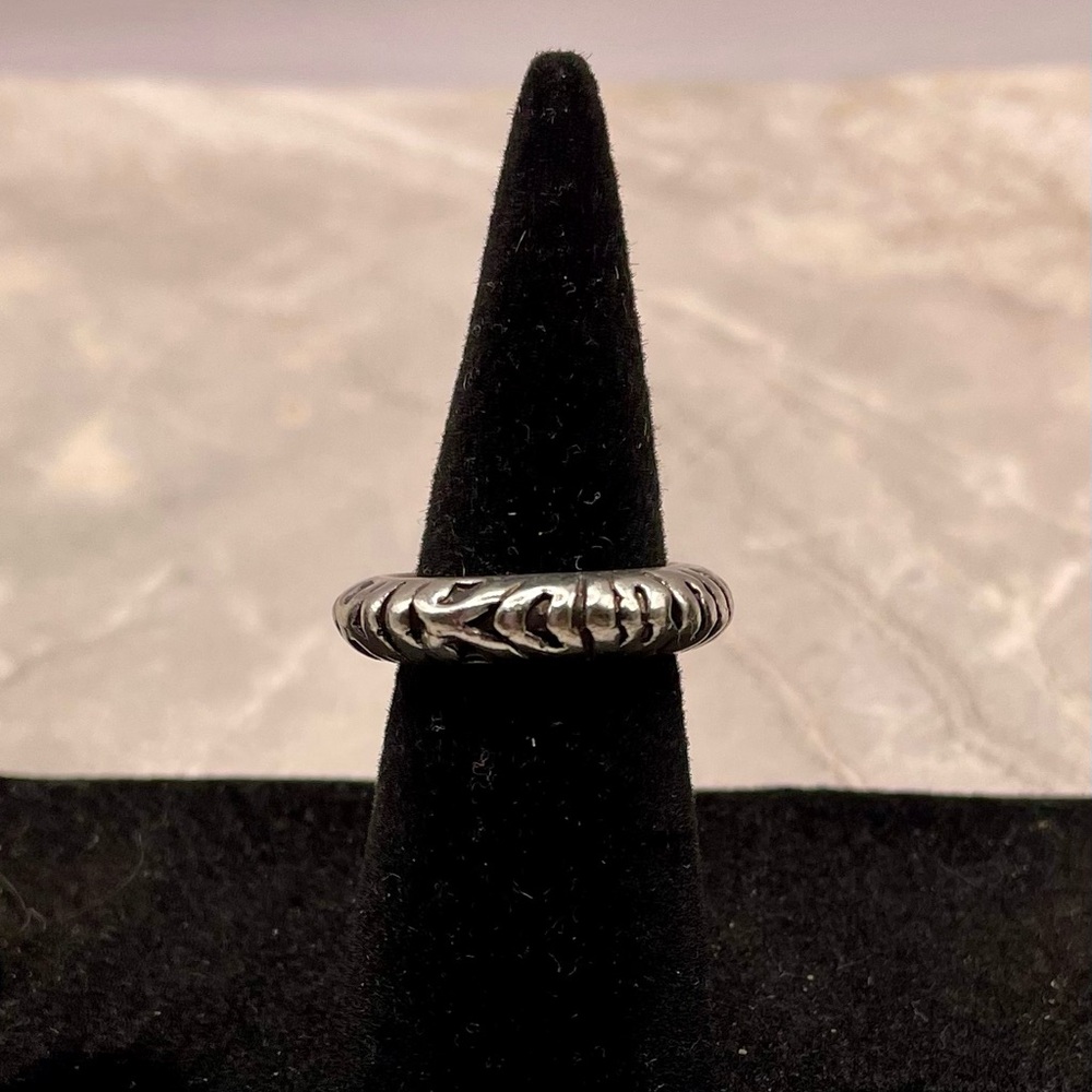 Elegant Silver Artistic Textured Band Ring. Size 4